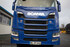 Blauer Scania New Generation LKW von vorne, passend f�r die GFK Scheibenblende Economy Line.