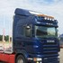 Wei�es, flaches LED-Transparent auf dem Dachspoiler eines blauen Scania LKWs.