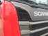 Lange B�gen aus gepresstem Edelstahl an der Front eines roten Scania NG LKWs. SCANIA Logo erkennbar.