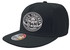 Schwarze Snapback-Cap mit wei�em, gesticktem Motiv: Totenkopf, Hanteln und "100% TRUCKER old school" Schriftzug.