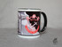 Schwarz-wei�e AST Tasse mit schwarzem Henkel. Design zeigt Anker, 