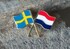Gekreuzte Emaille-Pins: schwedische Flagge (blau-gelb) und niederl�ndische Flagge (rot-wei�-blau).