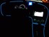 Blauer Ledson Glowstrip als stimmungsvolle Innenbeleuchtung im Armaturenbrett und der Mittelkonsole eines Autos.