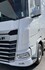 Wei�er DAF LKW mit montiertem, wei�em Windabweiser aus Kunststoff neben dem K�hlergrill.