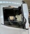 Dunkler Windabweiser aus Acrylglas am Seitenfenster eines wei�en DAF LKW mit Spiegel/Kamera.