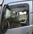 Dunkel get�nter Windabweiser aus Acrylglas am Seitenfenster eines LKW.