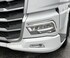 Wei�er Vepro Scheinwerferspoiler aus Kunststoff mit modernem Design am Frontscheinwerfer eines DAF LKW.