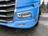 Vorderansicht eines blauen DAF LKW mit montiertem Vepro Scheinwerferspoiler aus Kunststoff, passend zur Wagenfarbe.