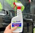 Wei�e CleanTruck Spr�hwachs Nano Flasche in einer Hand vor gl�nzendem LKW.