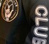 Schwarze Kapuzenjacke mit gesticktem Old Skool Club Logo (Hand, Lenkrad) und "CLUB" Schriftzug am �rmel.