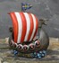 Detailgetreues Wikingerschiff mit rot-wei�em Segel, schwedischer Flagge, Drachenkopf und Schilden. Auf dem Sockel steht 