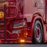 Roter Scania NG LKW mit leuchtenden Angel Eyes oder B�ser Blick Scheinwerfern mit gelbem Schlitz-Blinklicht.