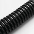 Nahaufnahme eines schwarzen Luftspiralschlauchs mit gl�nzender Oberfl�che auf wei�em Hintergrund.