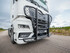 Schwarzer Trux Frontschutzb�gel "Highway" mit Gitterdesign an der Front eines wei�en MAN TGX3 LKW.