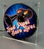 Leuchtkasten "Loud Pipes" mit blauen Strahlen und H�rnern. Text im Bild: "Loud Pipes Save Lives".