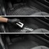 Vorher-Nachher-Vergleich der Reinigung eines schmutzigen Gummifu�bodens im Auto mit einem Schwamm.