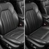 Vorher-Nachher-Vergleich von schwarzen Ledersitzen im Auto, die mit Koch Chemie LeatherLock behandelt wurden.