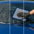 Vorher/Nachher: Verschmutzte Windschutzscheibe wird mit Mikrofasertuch gereinigt.